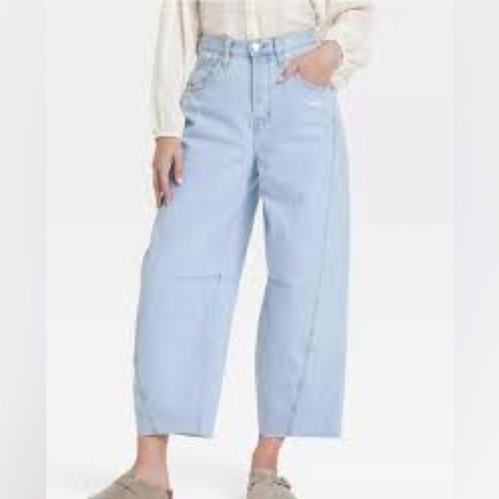Universal Thread™ Women's High-Rise Curved Leg Barrel Jeans - Light Wash